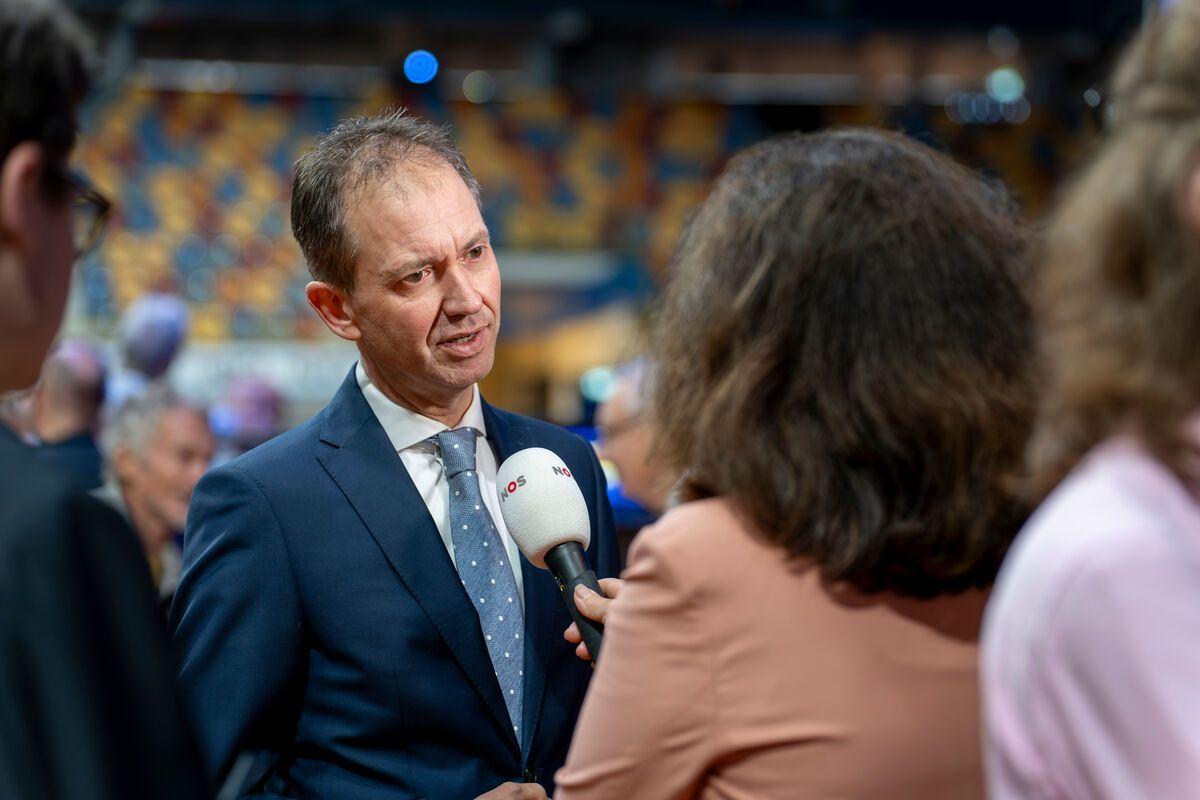 Lijsttrekker van NSC Eddy van Hijum in gesprek met media